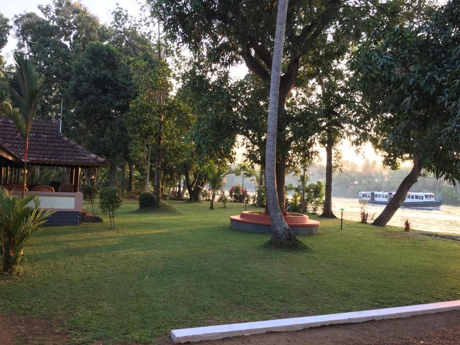 The Pamba Heritage Villa Champakulam ภายนอก รูปภาพ